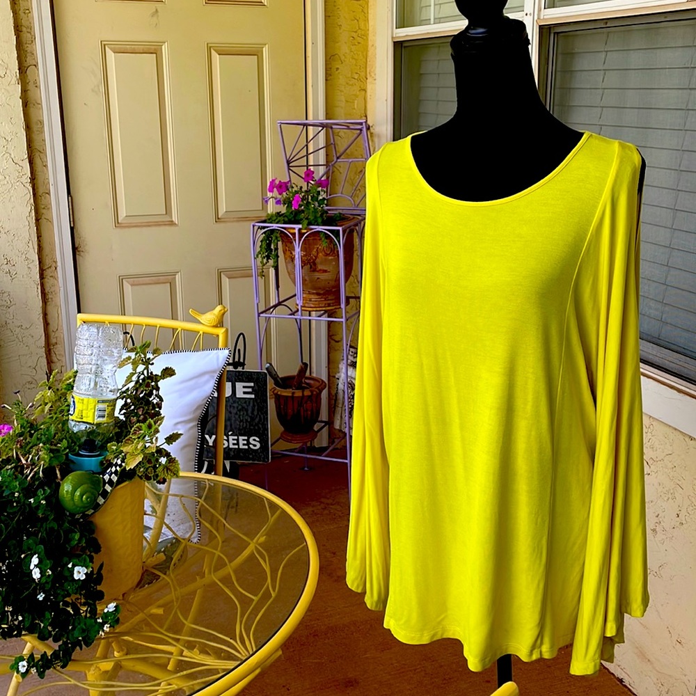 Cold shoulder luscious lemony top.